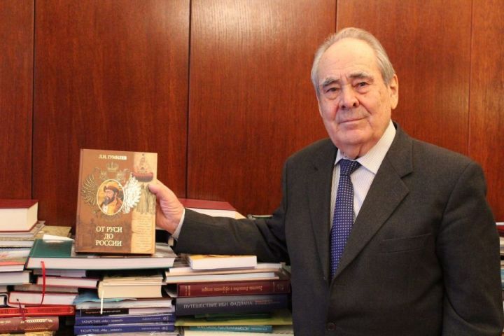 Минтимер Шаймиев передает Национальной библиотеке РТ 3 629 книг из личного фонда