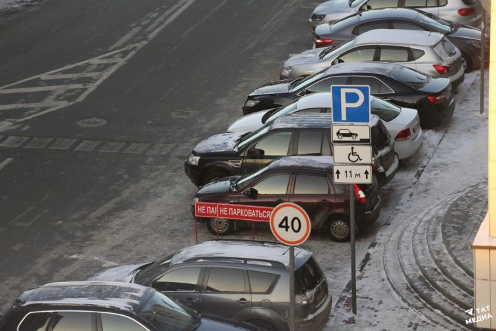 Татарстанцам напомнили о штрафах за парковку на местах для инвалидов