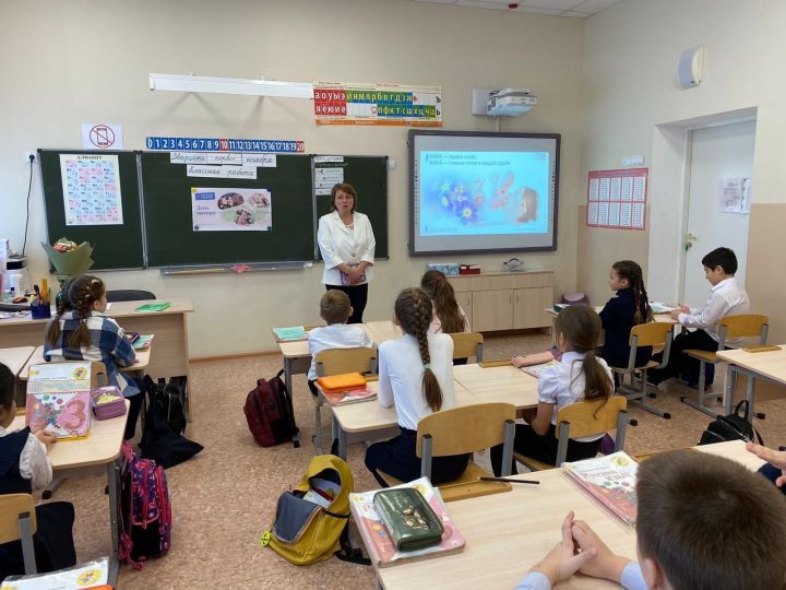 Для третьеклашек Уруссинской гимназии проведен урок посвященный Дню матери