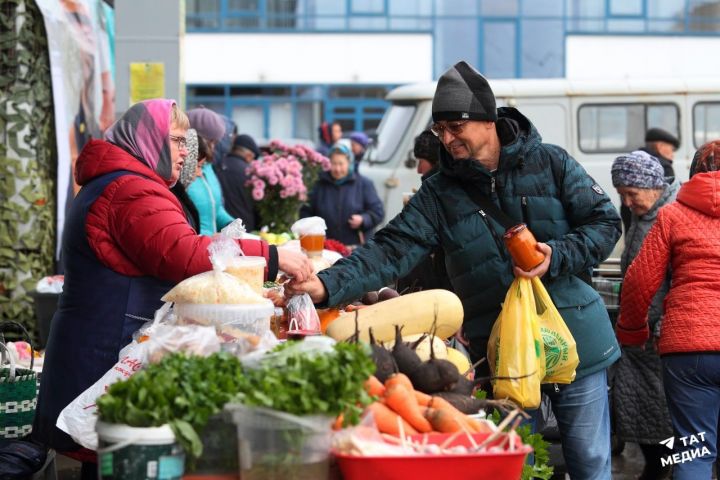 В РТ значительно подорожали огурцы и помидоры, подешевели консервы