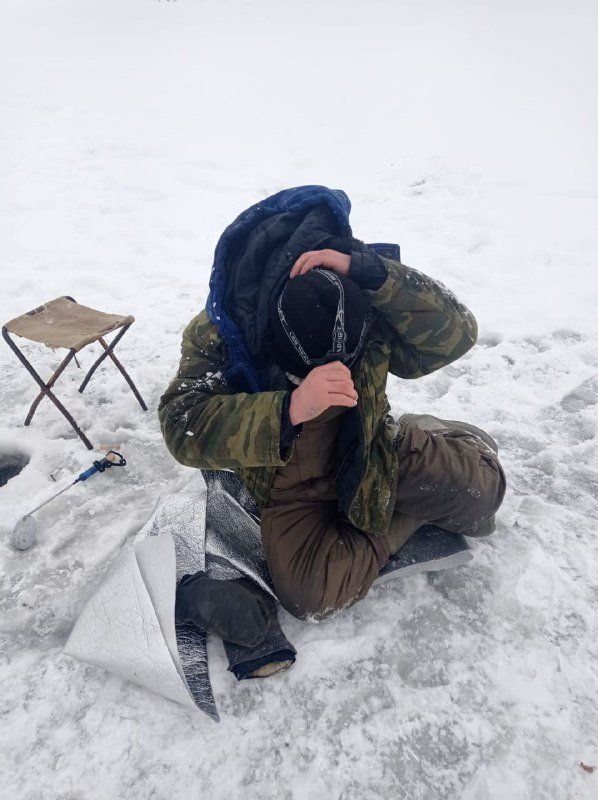 В РТ сотрудники МЧС спасли рыбака, уснувшего на льду Вятки