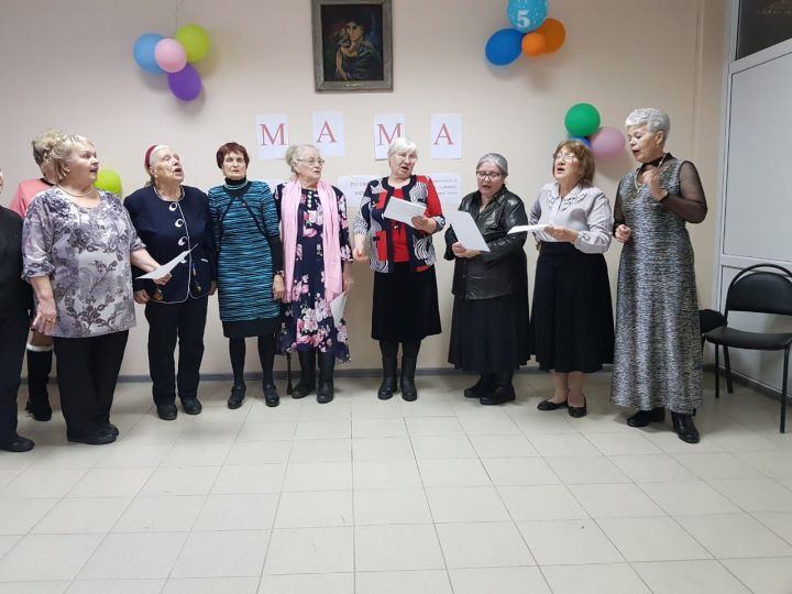 Группа пенсионеров устроила мамам праздник