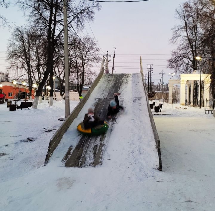 Ледяные горки и каток: беседы осторожности