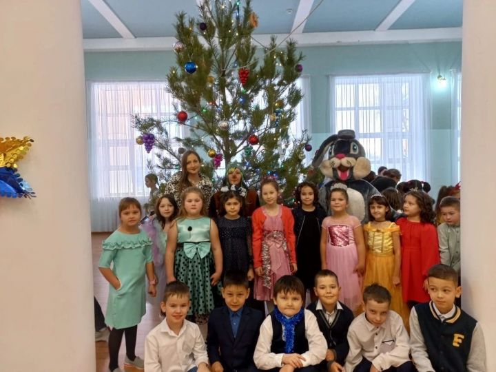 Дети начальных классов в сопровождении своих классных руководителей посетили Новогоднее представление в РДК