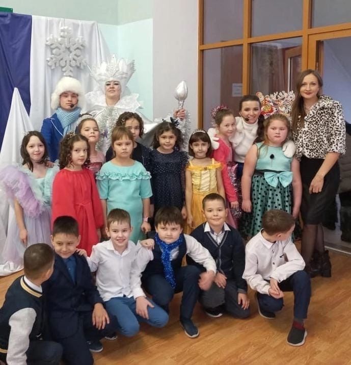 Дети начальных классов в сопровождении своих классных руководителей посетили Новогоднее представление в РДК