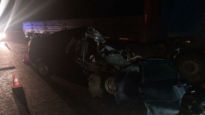 В Татарстане в аварии скончался водитель  «Лады», столкнувшись на встречной полосе с грузовиком
