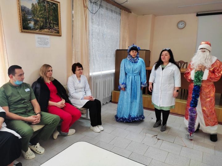 Светлана Шакирова собрала свой трудовой коллектив на предновогоднюю планерку