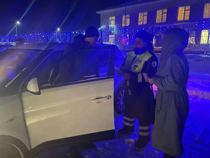 В Ютазинском районе автоинспекторы поздравили водителей с Новым годом и напомнили о ПДД