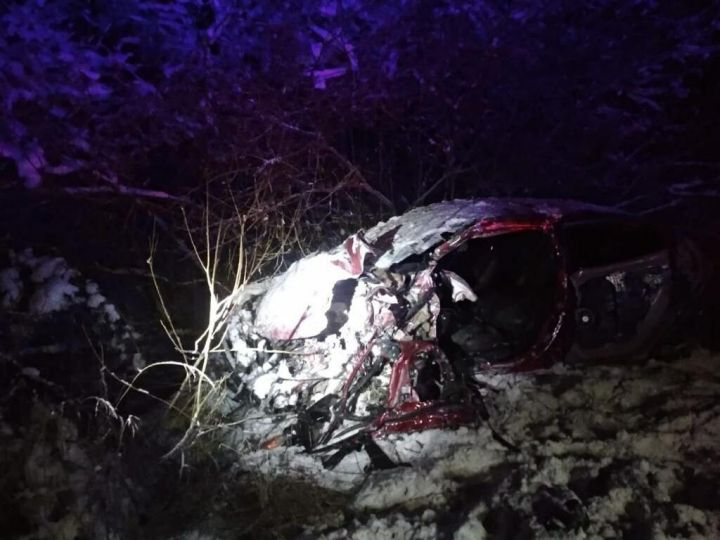 В Татарстане в аварии водитель легкогово автомобиля погиб в страшном столкновении с грузовиком