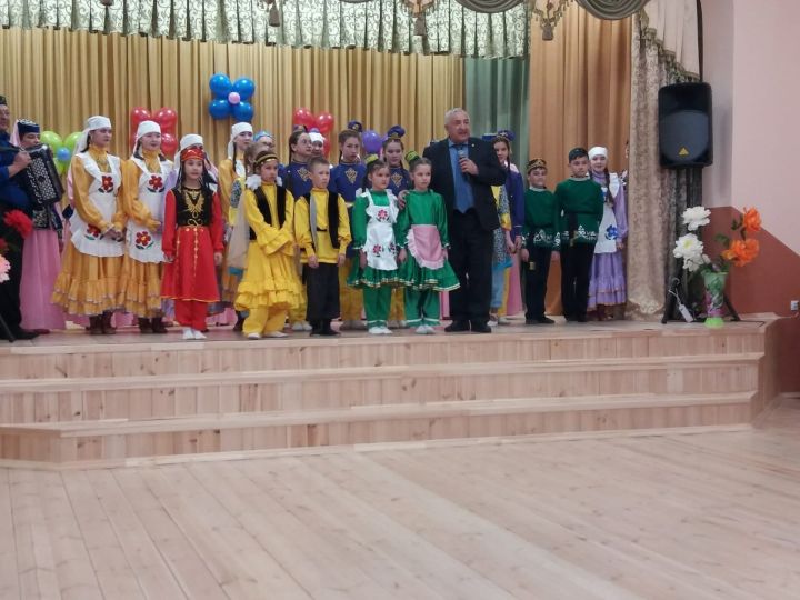 Учащиеся Байрякинской школы выступили с большой концертной программой "Хезмәт иясенә хөрмәт" на отчетном собрании ООО "АгроМир"