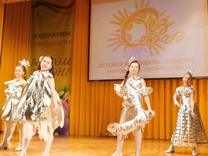 Уруссинские гимназистки представили "космическую" коллекцию нарядов, смоделированную собственноручно