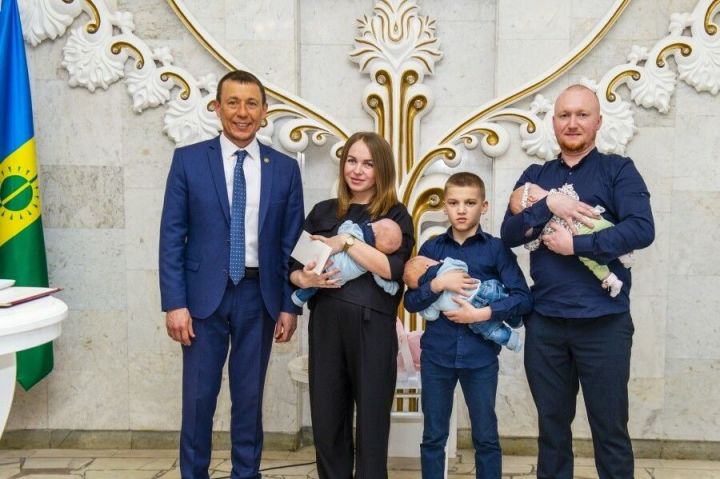 В Нижнекамске с рождением тройняшек поздравили семью Юнусовых