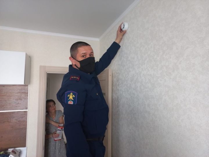 Челнинские пожарные безвозмездно устанавливают извещатели и огнетушители