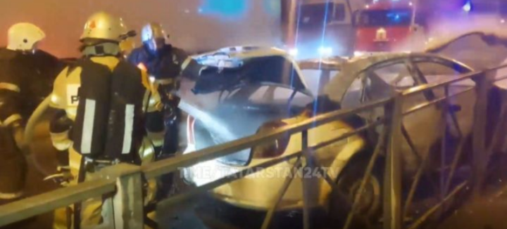 В центре Казани ночью вспыхнул на ходу автомобиль, водитель в больнице