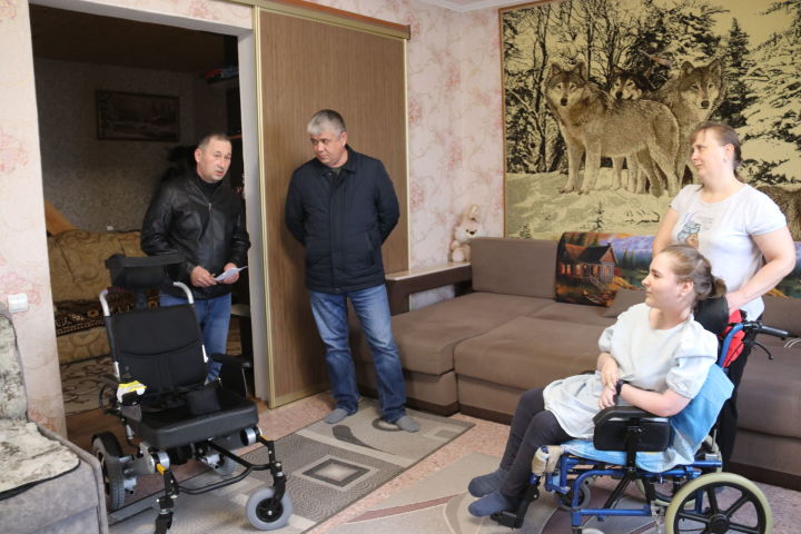 Уруссу: Ольга Корбова получила коляску с электроприводом