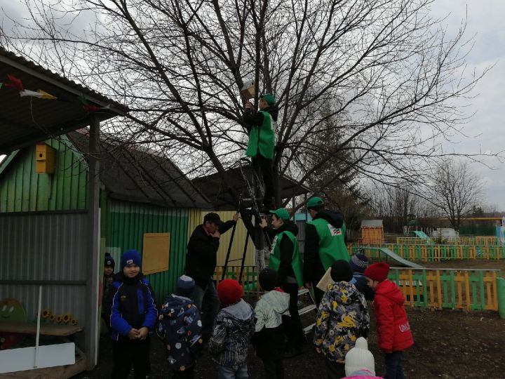 По традиции активисты школьного лесничества "Зелёный патруль" провели экологическую акцию "Скворечник"