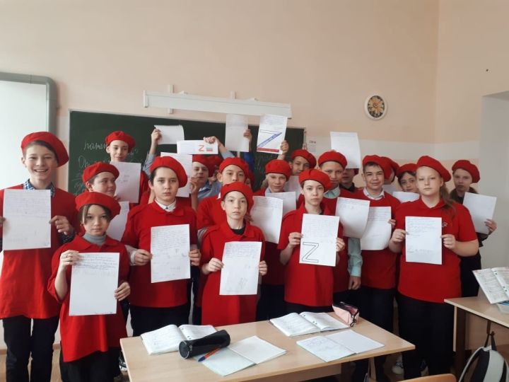 Юнармейский отряд Уруссинской школы номер 2  «Патриот» в начале апреля принял участие в акции «Письмо солдату»