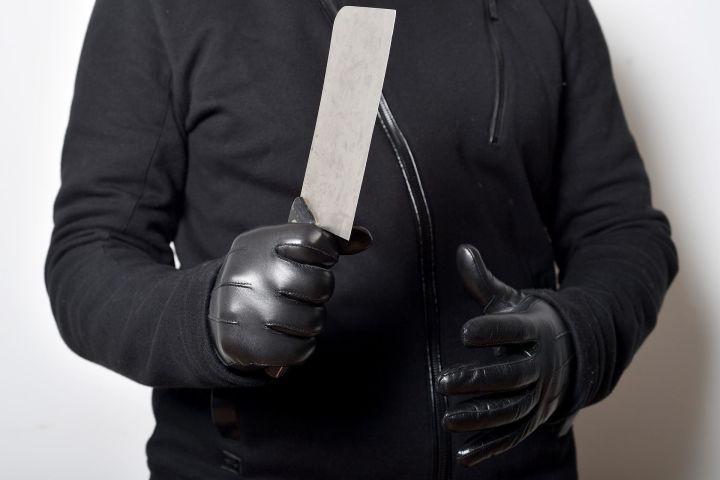 В Елабуге мужчина напал на прохожую с ножом из-за пакета с едой, его не арестовали