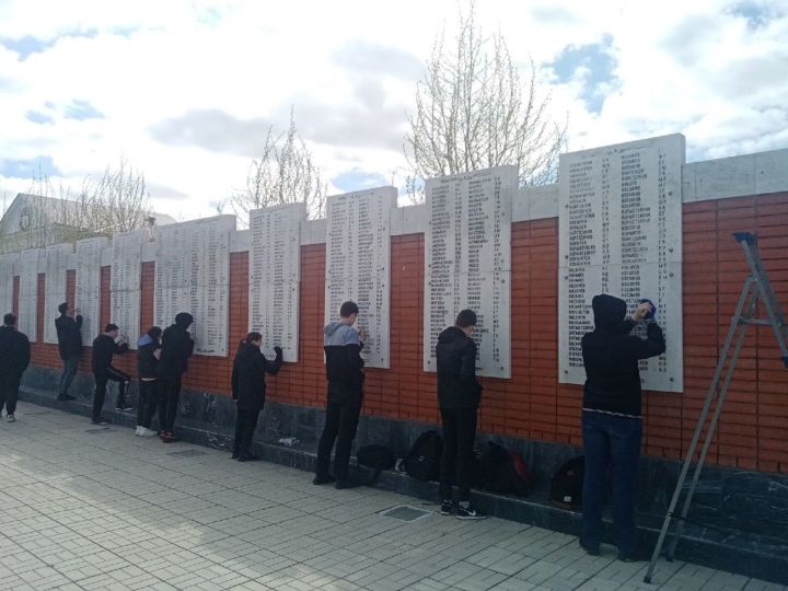 Учащиеся школ Ютазинского района&nbsp;обновили надписи на плитах мемориала "Славы павшим в годы Великой Отечественной войны"