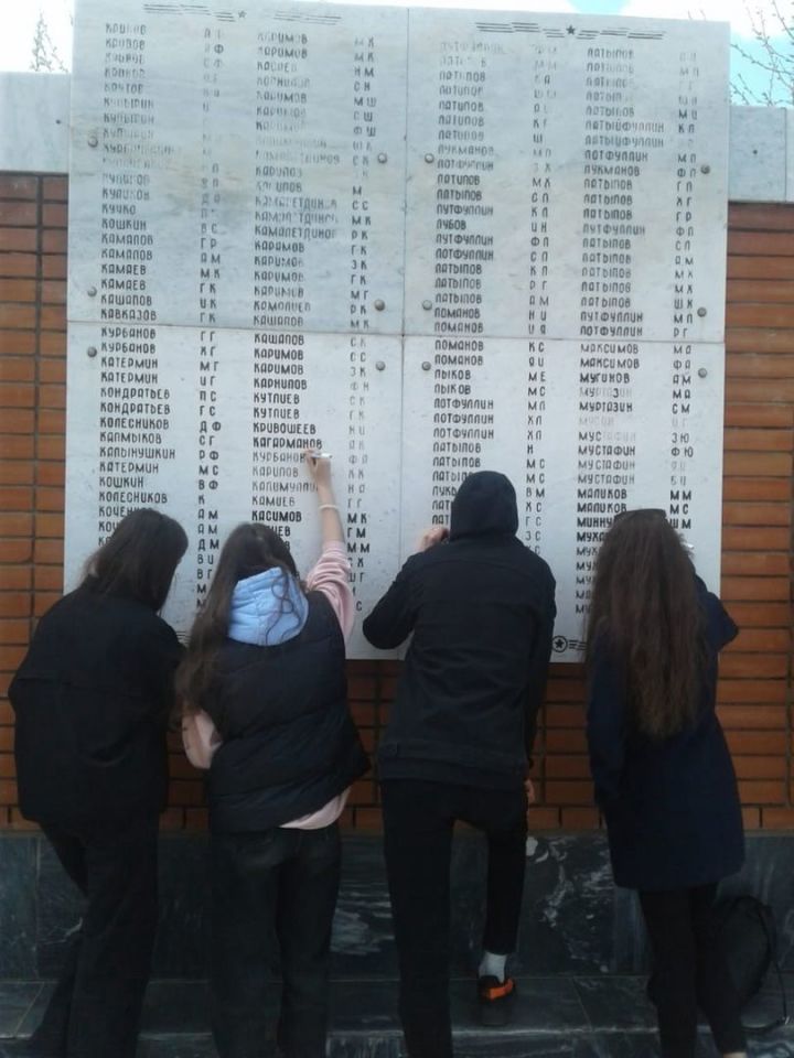 Учащиеся школ Ютазинского района&nbsp;обновили надписи на плитах мемориала "Славы павшим в годы Великой Отечественной войны"