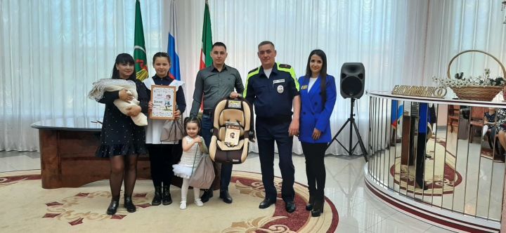 Сотрудники Госавтоинспекции Татарстана продолжают вручать автокресла многодетным семьям