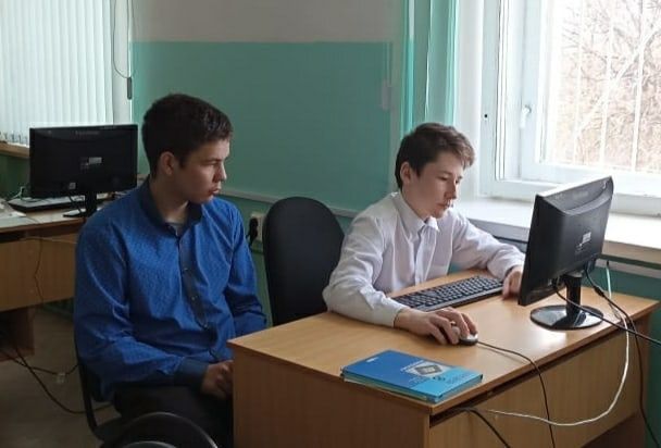 В Мало-Уруссинской школе для учащихся 7-8 классов учитель информатики Кутдусов Б.М. провел "Урок цифры"
