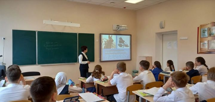 В Уруссинской школе для ребят провели классный час на тему "Животные на войне"