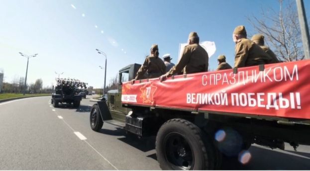 Рустам Минниханов выложил видео с кадрами из акции "Парад у дома ветерана"