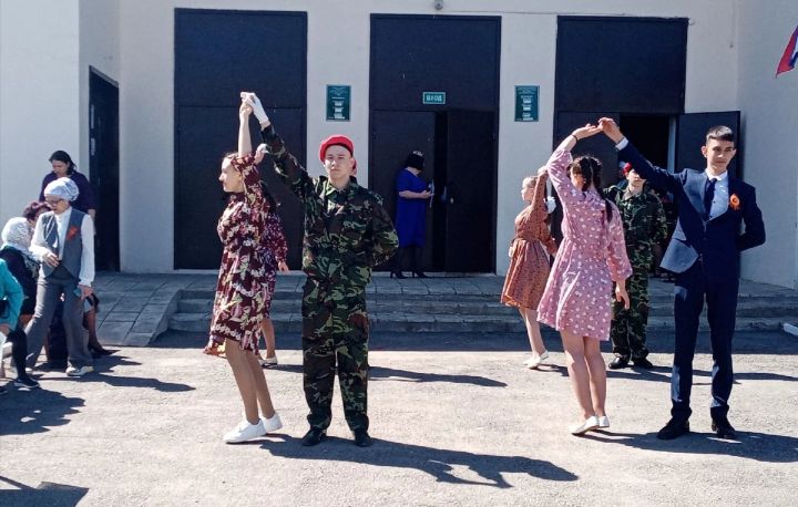 Отряд юнармейцев Старо-Уруссинской школы закружились в  танце