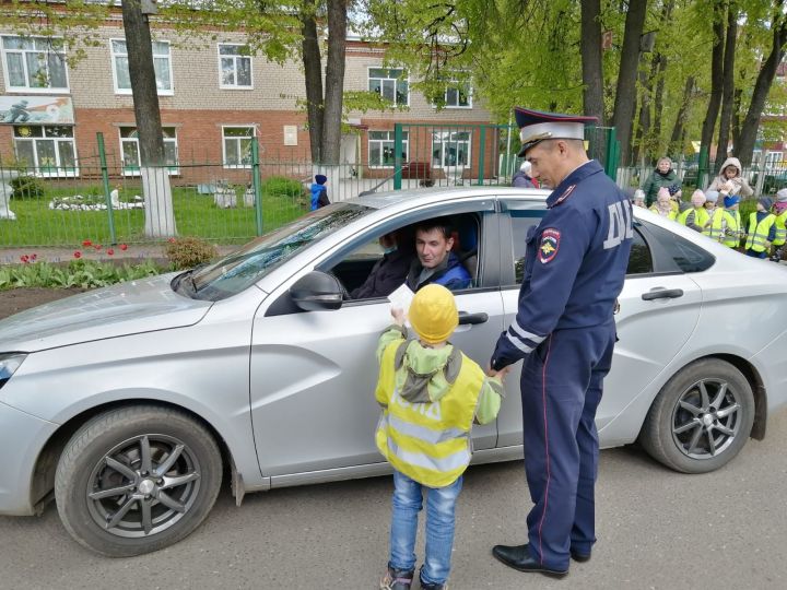 В Татарстане сотрудники Госавтоинспекции проводят акцию «Ребенок - главный пассажир!»