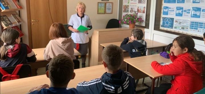 Медсестра села Старый Каразерик Розалия Мухаметзянова побеседовала с учащимися 7 класса о курительных смесях