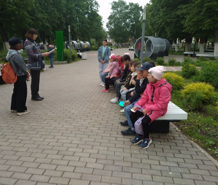 В парке «Семейный» сотрудники Центральной библиотеки провели урок истории «День России»