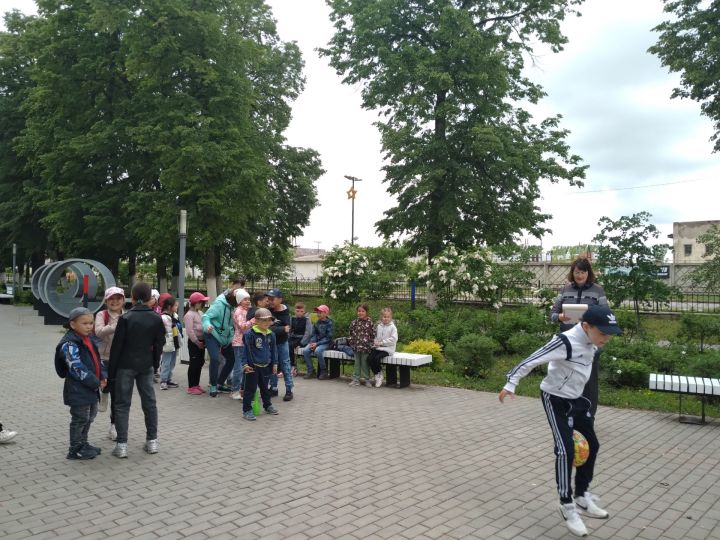 В парке «Семейный» сотрудники Центральной библиотеки провели урок истории «День России»