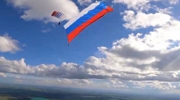 В Казани парашютисты в небе  развернули российский флаг