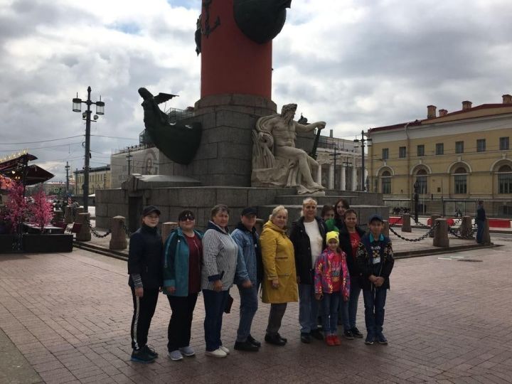 Учащиеся гимназии поехали на экскурсию в город Санкт-Петербург.