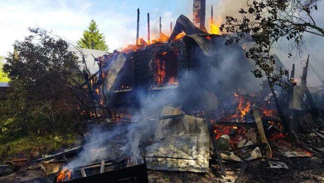 В Казани рядом с озером Лебяжьем загорелись баня и дом,погиб человек