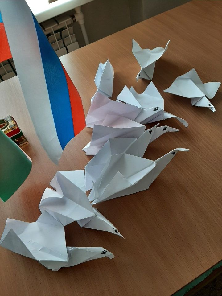 Воспитанники Дым-Тамакского детского сада изготовили из бумаги оригами журавликов