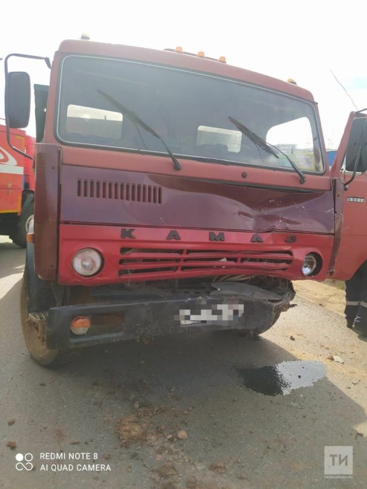 В Татарстане грузовик вмял "Ларгус" в отбойник