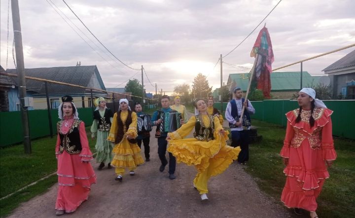 Артисты РДК в красочных нарядах, с веселыми песнями прошлись по улицам