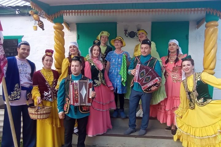 Артисты РДК в красочных нарядах, с веселыми песнями прошлись по улицам