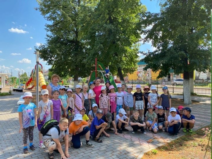 Торжественным поднятием флага началась вторая смена пришкольного лагеря Уруссинской начальной школы