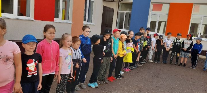 В пришкольном лагере Уруссинской школы №1 день начался с торжественной линейки и поднятия государственных флагов