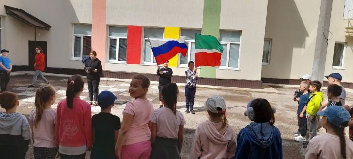 В пришкольном лагере Уруссинской школы №1 день начался с торжественной линейки и поднятия государственных флагов