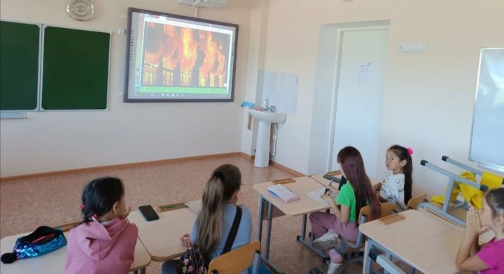 В пришкольном лагере Уруссинской гимназии дети ознакомились с правилами пожарной безопасности в лесу " Огонь- страшная сила"