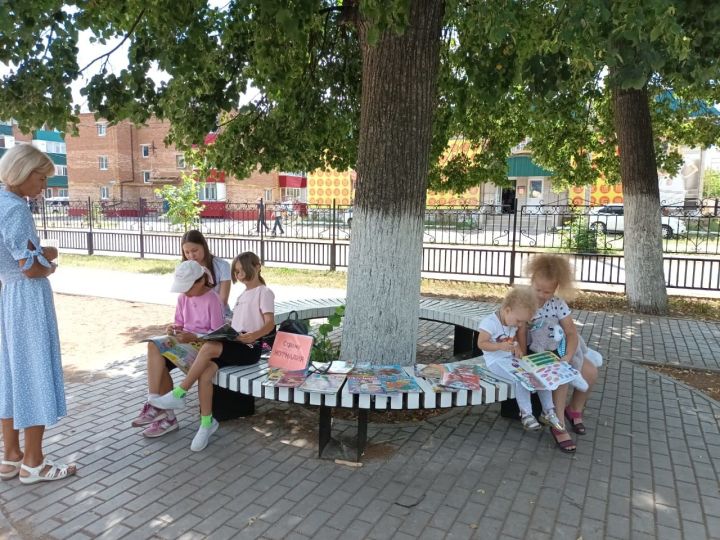 В парке «Семейный» для ребят провели обзор выставки&nbsp; детских журналов «Страна Журналия»