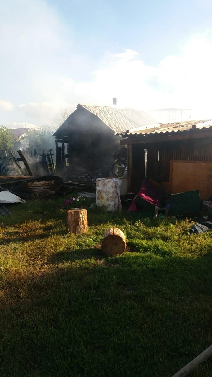 В селе Ютаза загорелась баня во дворе частного дома