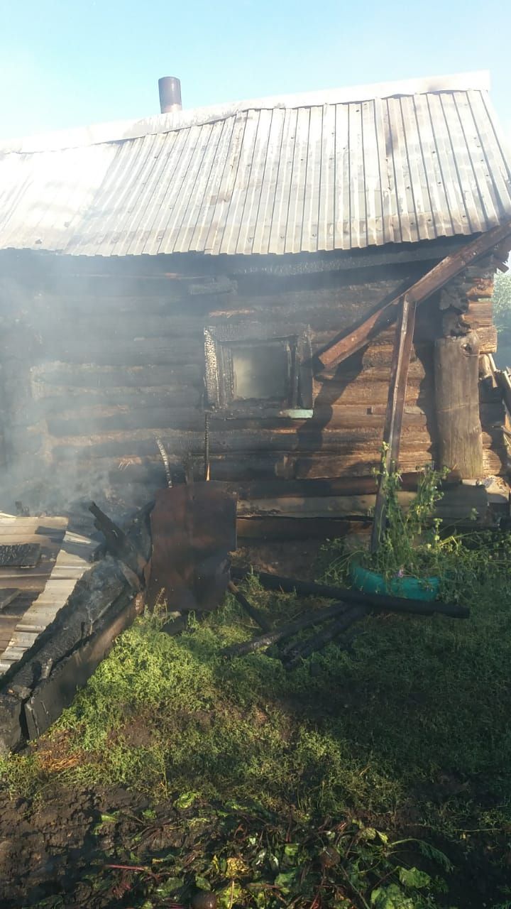 В селе Ютаза загорелась баня во дворе частного дома