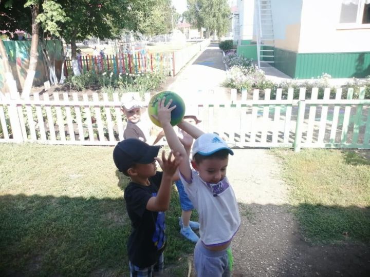 22 августа в Детском саду провели мероприятие с детьми, посвящённое Дню Государственного флага РФ