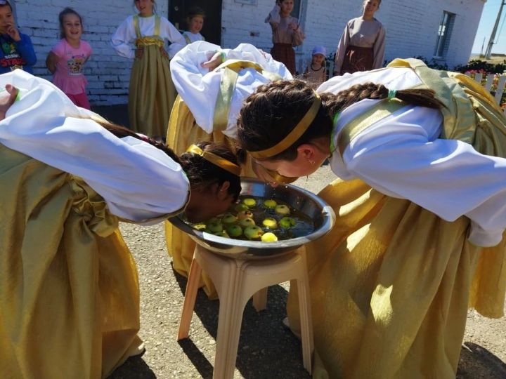 В селе Дым- Тамак состоялся обрядовый праздник "Яблочный Спас"