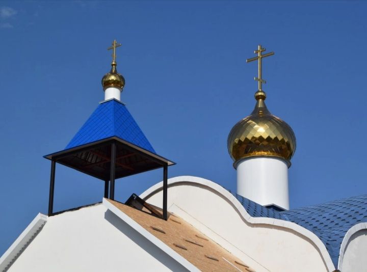 Церковь у кладбища засияла золотыми куполами